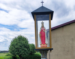 Kapliczka oszklona z figurą Matki Bożej. Jastrzębniki, gmina Opalenica, powiat nowotymski, woj. wielkopolskie.