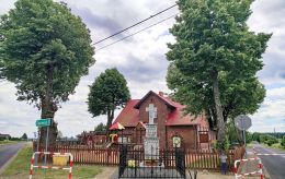 Przydrożny krzyż murowany. Jastrzębniki, gmina Opalenica, powiat nowotymski, woj. wielkopolskie.