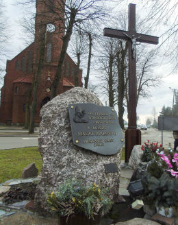 Krzyż i pomnik Jana Pawła II w centrum wsi. Kuślin, powiat nowotomyski.