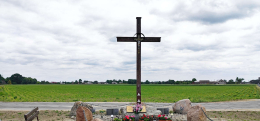 Krzyż drewniany 2022 r.  Postawiony na miejscu krzyża zniszczonego w 1945. Figura Jezusa została uratowana i przechowana przez rodzinę Czepczyńskich. Łęczyce, gmina Opalenica, powiat nowotymski, woj. wielkopolskie.