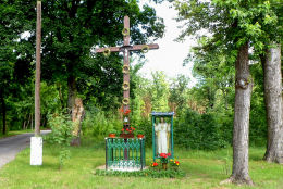 Krzyż przydrożny i kapliczka z figurą Chrystusa na skraju wsi. Łomnica, gmina Zbąszyń, powiat nowotomyski.