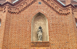 Figura Matki Boskiej z Dzieciątkiem na murze kaplicy kościoła św. Mateusza. Opalenica, powiat nowotymski, woj. wielkopolskie.
