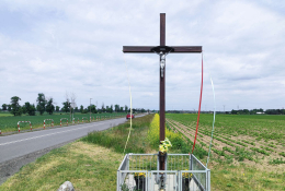 Krzyż drewniany stojący na skrzyżowaniu dróg. Sielinko, gmina Opalenica, powiat nowotymski, woj. wielkopolskie.