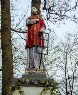 Przydrożna kapliczka św. Wawrzyńca na skraju parku dworskiego. Śliwno, gmina Koślin, powiat nowotomyski.