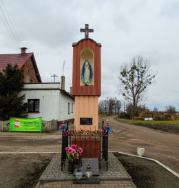 Kapliczka przydrożna Matki Boskiej z 1899 r. odnowiona w 2012 r. Śliwno, gmina Koślin, powiat nowotomyski.