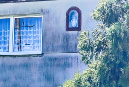 Kapliczka wnękowa z figurką Matki Bożej. Uścięcice, gmina Opalenica, powiat nowotymski, woj. wielkopolskie.
