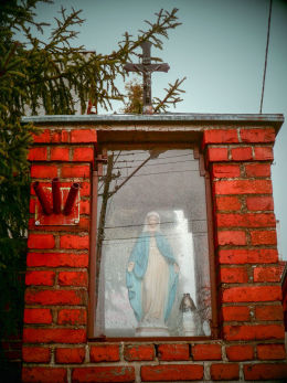 Przydrożna kapliczka Matki Boskiej przy ulicy Nowotomyskiej. Wąsowo, gmina Kuślin, powiat nowotomyski.