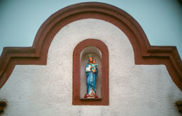 Kapliczka Matki Boskiej w szczycie domu przy ulicy św. Wawrzyńca 1. Wąsowo, gmina Kuślin, powiat nowotomyski.