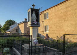 Przydrożna kapliczka z figurą Matki Boskiej. Zakrzewko, gmina Zbąszyń, powiat nowotomyski.