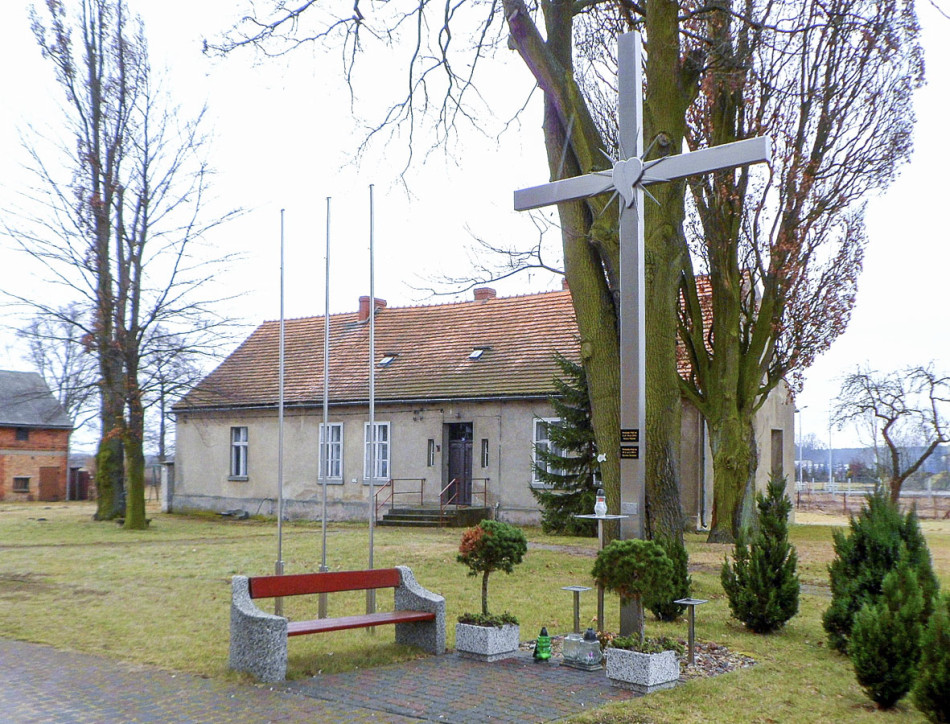 Krzyż przy kościele św. Michała. Ryczywół, powiat obornicki.