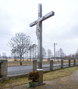 Krzyż pasyjny przy kościele św. Michała. Ryczywół, powiat obornicki.