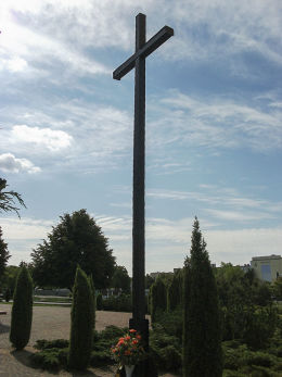 Krzyż misyjny przy kościele Miłosierdzia Bożego. Oborniki, powiat obornicki.