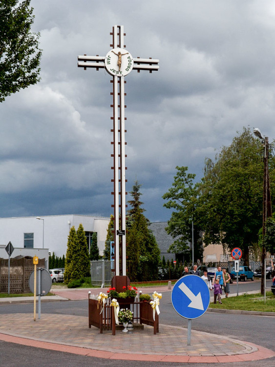 Krzyż przy ulicy Kolejowej. Nowe Skalmierzyce, powiat ostrowski.
