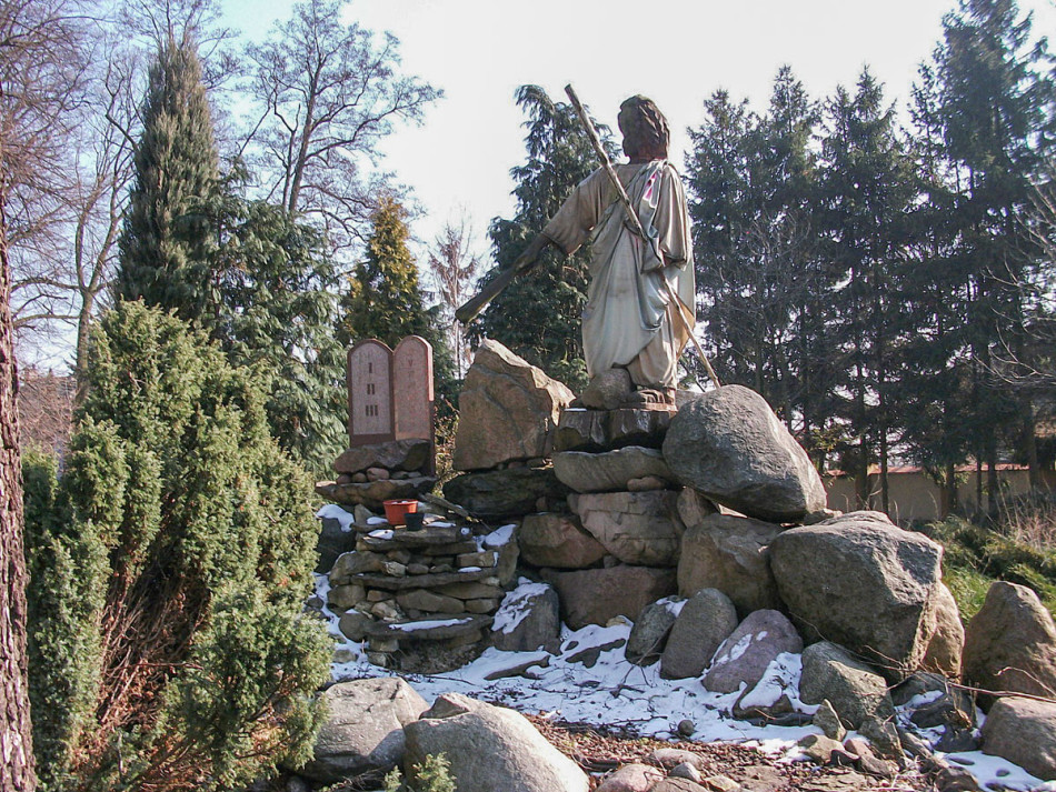 Figura Mojżesza w ogrodzie przy kościele św. Marcina. Odolanów, powiat ostrowski.