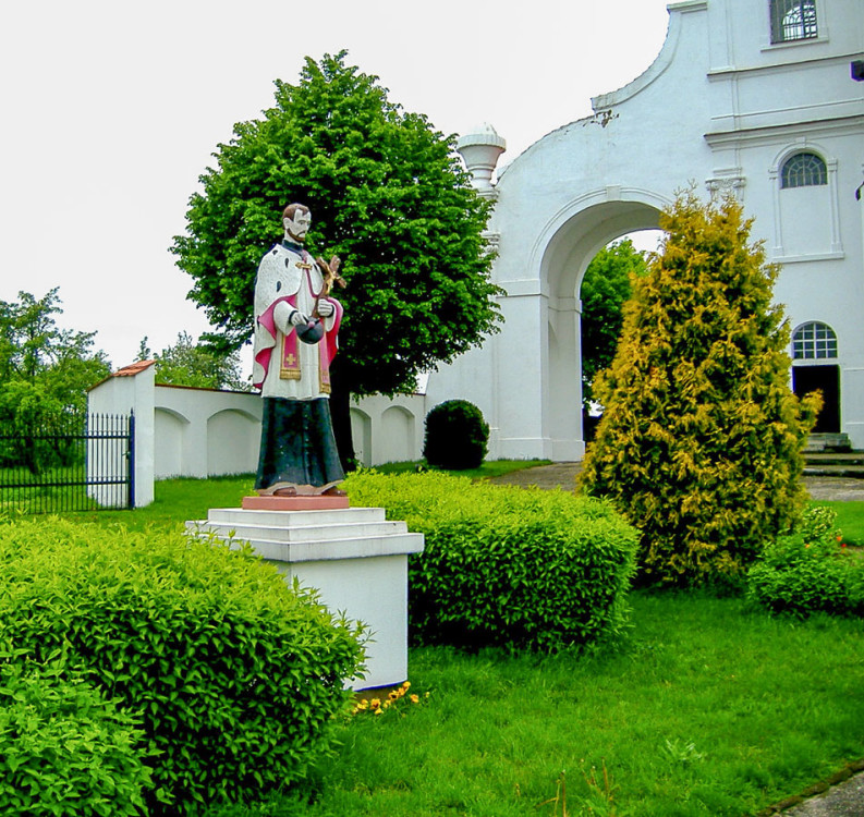 Figura św. Jana Nepomucena przy kościele św. Jana Ewangelisty (dawniej cysterek). Ołobok, gmina Sieroszewice, powiat ostrowski.