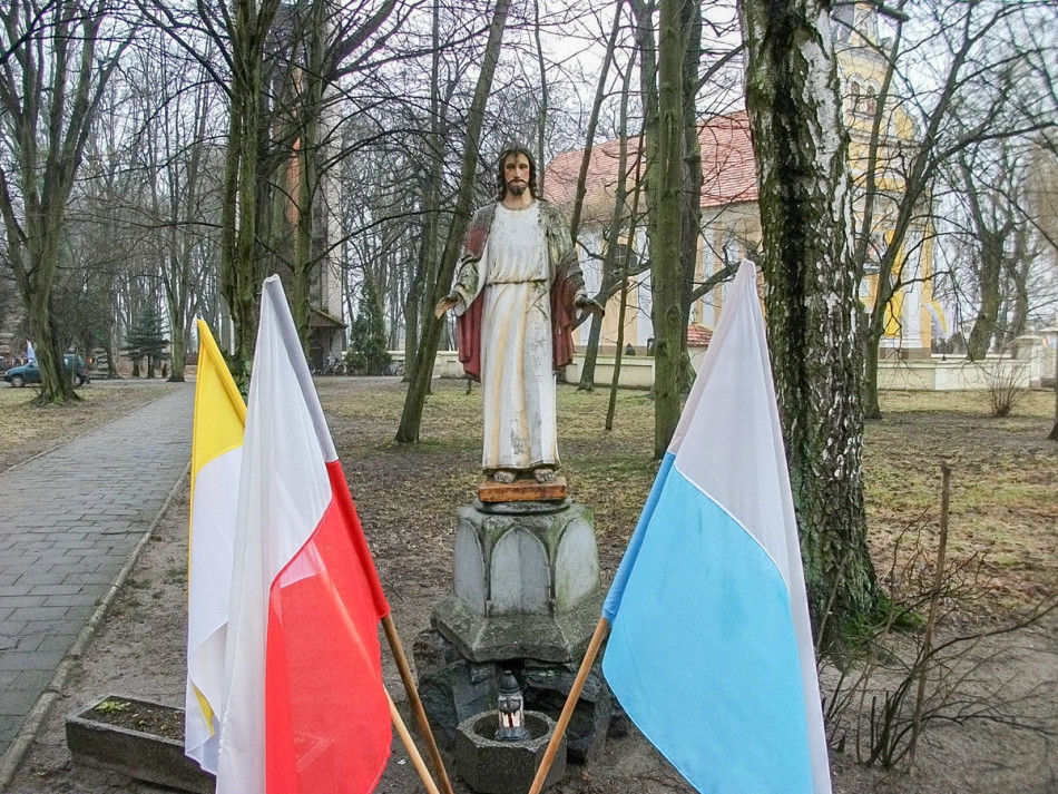 Figura Jezusa Chrystusaprzy kościele św. Katarzyny Aleksandryjskiej. Pogrzybów, gmina Raszków, powiat ostrowski.