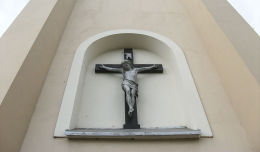 Krzyż pasyjny na ścianie kościoła Niepokalanego Serca Maryi i Św. Mikołaja. Grabów nad Prosną, powiat ostrzeszowski.