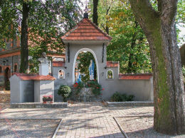 Kapliczka Matki Bożej z Lourdes i popiersie Jana Pawła II. Mikstat, powiat ostrzeszowski.