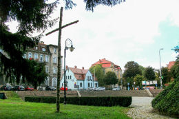 Brzozowy krzyż przy skwerze ostrzeszowskich harcerzy. Ostrzeszów, powiat ostrzeszowski.