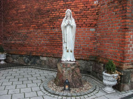 Figura Matki Boskiej przy kościele Chrystusa Króla. Ostrzeszów, powiat ostrzeszowski.