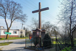 Krzyż przydrożny drewniany z kapliczką. Chrustowo, gmina Ujście, powiat pilski.