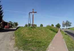 Przydrożny krzyż drewniany. Luchowo, gmina Łobżenica, powiat pilski.