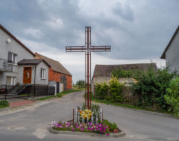 Krzyż przydrożny metalowy stojący na rozstaju dróg. Morzewo, gmina Kaczory, powiat pilski.