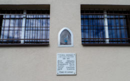 Kapliczka z figurą św. Floriana na budynku Ochotniczej Straży Pożarnej. Wysoka, powiat pilski.