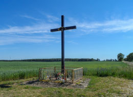 Przydrożny krzyż drewniany. Gmurowo, gmina Wysoka, powiat pilski.