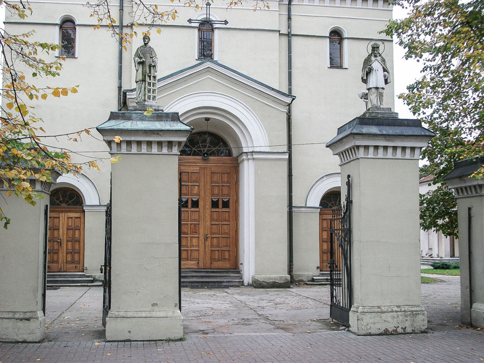 Figury św. Wawrzyńca i św. Jana Nepomucena na słupach bramy przed kościołem Najświętszego Zbawiciela. Pleszew, powiat pleszewski.