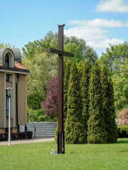Krzyż przy kościele Nawrócenia św. Pawła na Osiedlu Piastowskim. Poznań, Poznań.