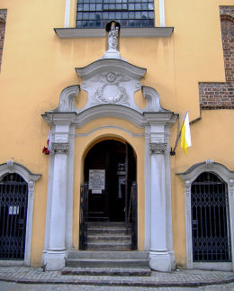 Figura Matki Boskiej z Dzieciątkiem nad wejściem do kościoła Najświętszej Krwi Pana Jezusa. Poznań, Poznań.