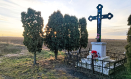 Krzyż metalowy stojący na skraju wsi. Będlewo, gmina Stęszew. powiat poznański, woj.wielkopolskie.