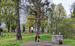 Krzyż metalowy oraz drewniany. Bnin, gmina Kórnik. Powiat poznański, woj. wielkopolskie.