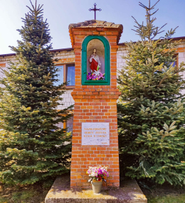 Kapliczka murowana z figurą Jezusa, 1946 r. Czmoniec, gmina Stęszew. Powiat poznański, woj. wielkopolskie.