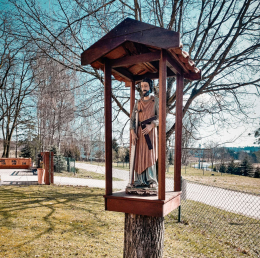 Figura Św. Józefa obok  Domu Na Skale. Czmoniec, gmina Kórnik. Powiat poznański, woj. wielkopolskie.
