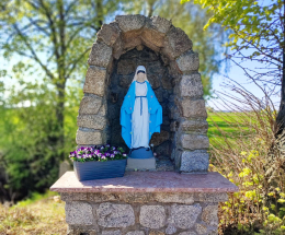 Grota z figurą Matki Bożej. Dakowy Suche, gmina Buk. Powiat poznański, woj. wielkopolskie.