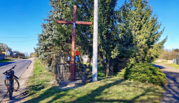Krzyż drewniany przy ulicy Czereśniowej. Dębno, gmina Stęszew. Powiat poznański, woj. wielkopolskie.