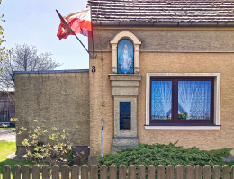 Kapliczka na budynku z figurą Matki Bożej. Dobieżyn, gmina Buk. Powiat poznański, woj. wielkopolskie.