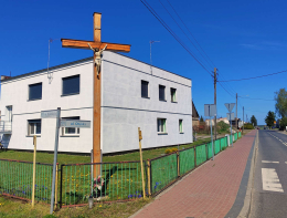 Krzyż drewniany stojący na rozstaju dróg. Dobieżyn, gmina Buk. Powiat poznański, woj. wielkopolskie.