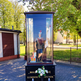 Święty Florian stojący obok budynku remizy strażackiej. Dobieżyn, gmina Buk. Powiat poznański, woj. wielkopolskie.
