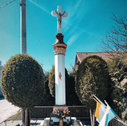 Krzyż murowany rok: 1890 fundatorzy: Walenty i Agnieszka Nowak. Dobieżyn, gmina Buk. Powiat poznański, woj. wielkopolskie.