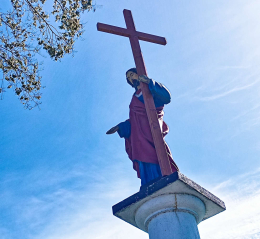 Figura Jezusa na szczycie przydrożnej kapliczki kolumnowej. Dobieżyn, gmina Buk. Powiat poznański, woj. wielkopolskie.