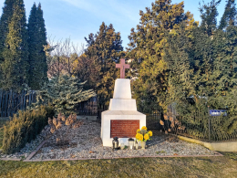 Kapliczka krzyż pamiątkowy ku czci Ludwika Bajera zamordowanego w 1942 przez niemców. Dymaczewo Stare, gmina  Mosina. powiat poznański, woj.wielkopolskie.