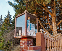 Oszklona kapliczka z figurką Matki Bożej. Komorniki. powiat poznański, woj.wielkopolskie.