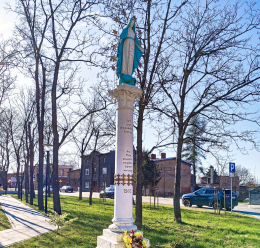 Kolumna z figurą Matki Bożej, 1995 r. Konarzewo, gmina Dopiewo. Powiat poznański, woj. wielkopolskie.
