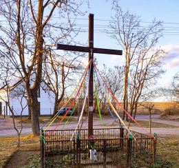 Krzyż drewniany stojący na rozstaju dróg. Krąplewo, gmina Stęszew. powiat poznański, woj.wielkopolskie.