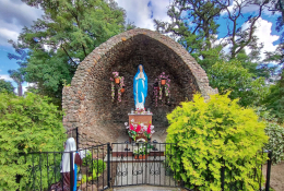 Grota z figurką Matki Bożej, 1980 r. Mosina. powiat poznański.