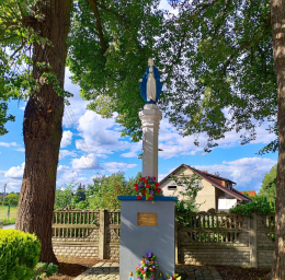 Figura Matki Bożej na cokole. Mosina. powiat poznański.