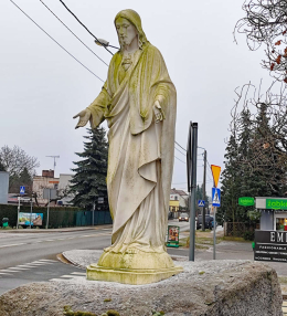 Figura Jezusa. 2001 r. Odbudowna po zniszczonej podczas II Wojny Światowej. Mosina. powiat poznański, woj.wielkopolskie.